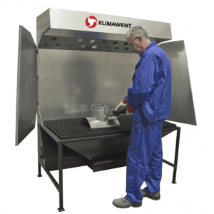 UES N 02 07 19 Na Stronę Pracownik przy maszynie produkcyjnej