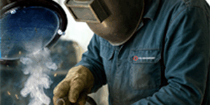 Odciąg stanowiskowy usuwa pyły, dymy i opary bezpośrednio u źródła. Sprawdź, jak działa wentylacja miejscowa i kiedy warto ją stosować w produkcji.